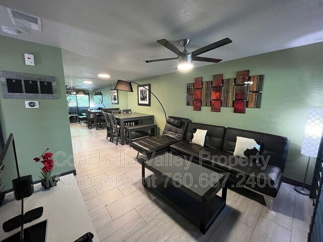 Building Photo - 2821 Los Felices Cir