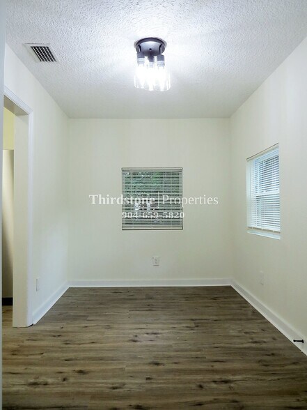 Building Photo - 2071 Southampton Rd