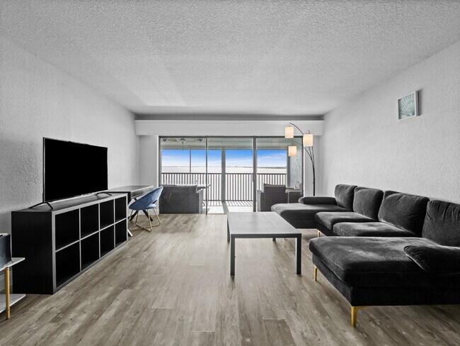 Building Photo - Four Seasons River Front Condo