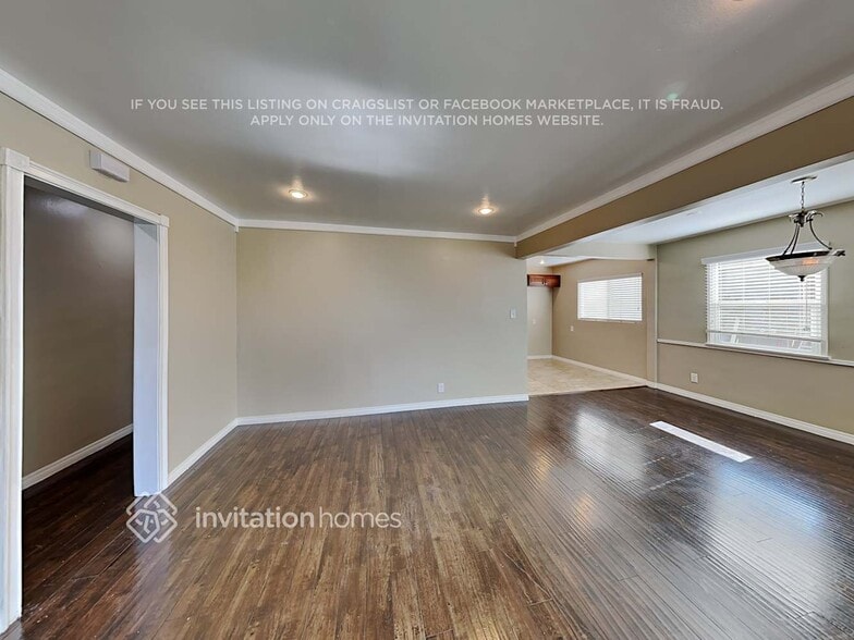 Building Photo - 726 E 99th St