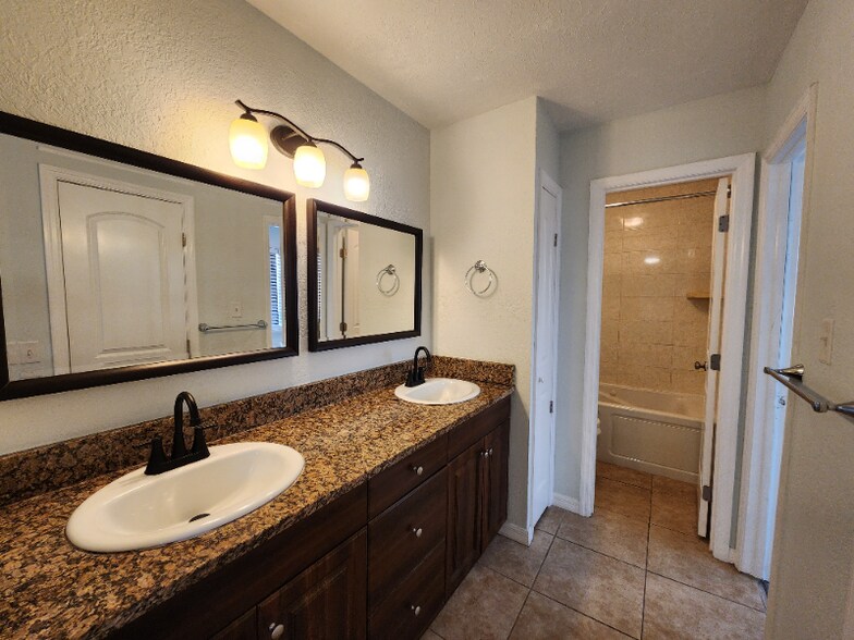 Building Photo - 4437 Rayfield Dr