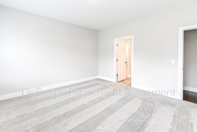 Building Photo - 1024 Hillbrook Dr
