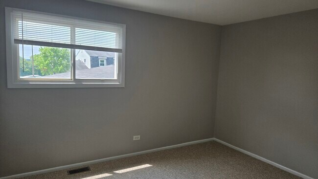 Building Photo - 1688 Queensbury Cir