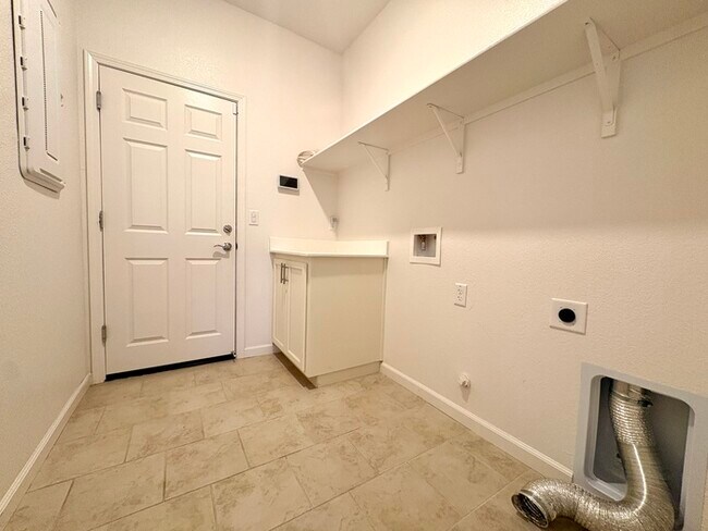 Building Photo - Beautiful Solar Home For Rent in Lincoln
