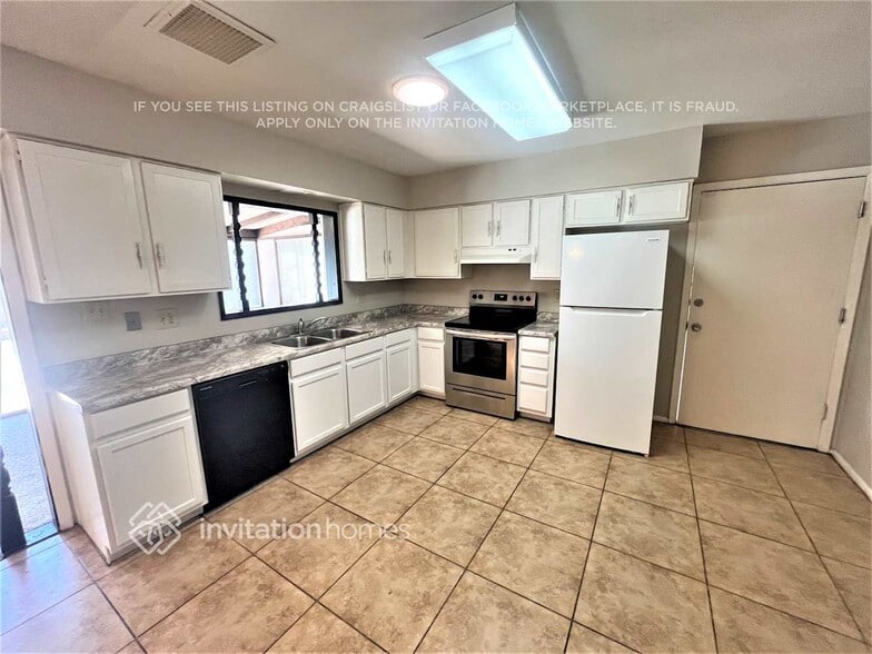 Building Photo - 4607 W Orangewood Ave