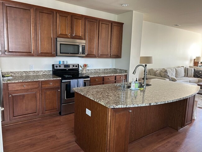 Building Photo - 3 Bedroom 4 Bath Townhouse in Bolton's Lan...