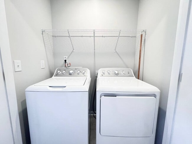 Building Photo - 1988 Rosedale Rdg Ave