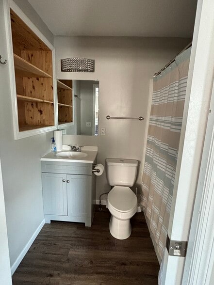 Building Photo - 616 S Paris St