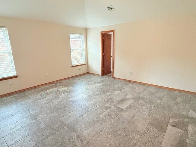 Building Photo - 700 Eastview Dr