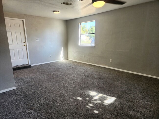 Building Photo - 905/907 N Ave K - duplex