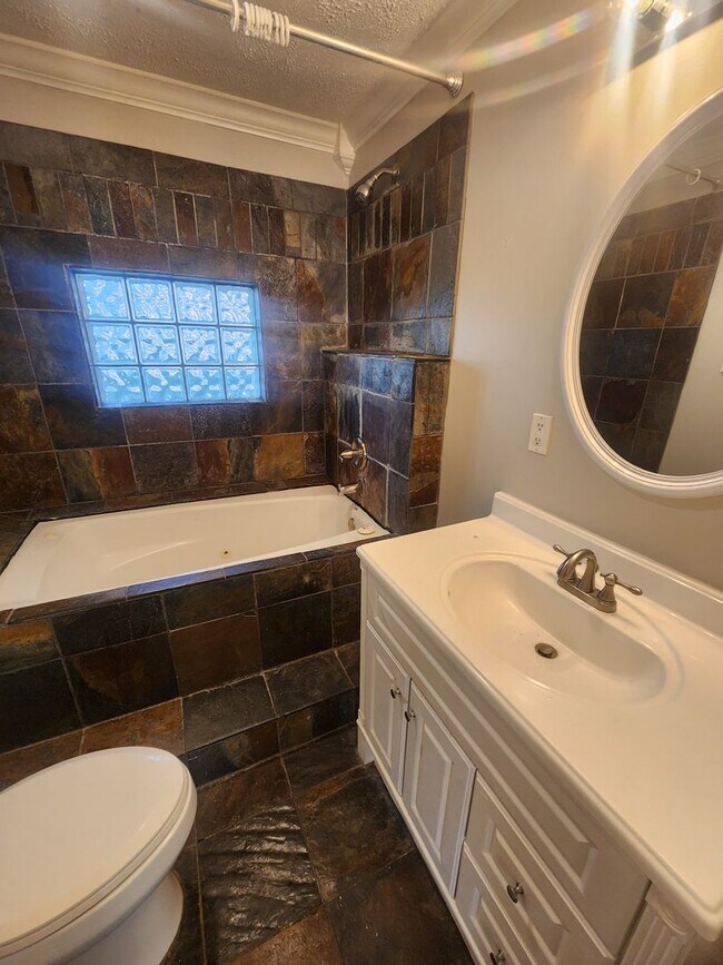 Building Photo - Updated 3 bedroom 1.5 home great for enter...