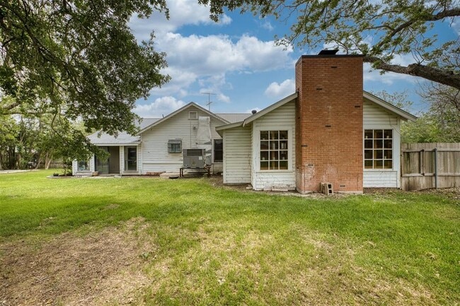 Building Photo - 500 W Austin St