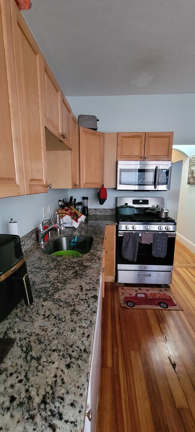granite coutertops - 32 Bellevue St