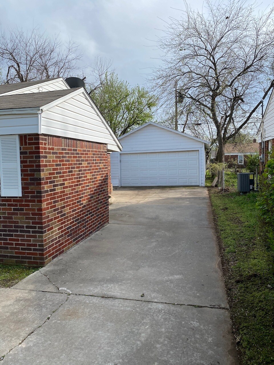 2 car garage with long driveway - 508 E Indian Dr