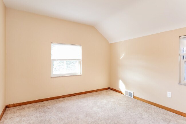 Building Photo - 65 W Bellecrest Ave