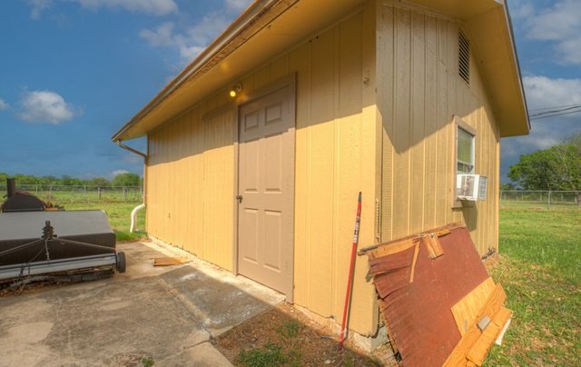 Building Photo - 1010 Country Oaks Dr