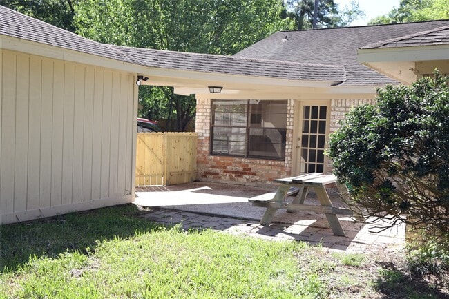 Building Photo - 2215 Silver Falls Dr