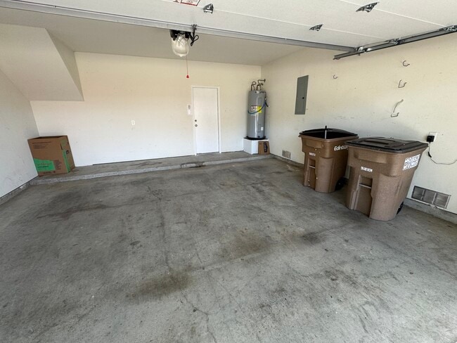 Building Photo - 3618 Wolf Dr