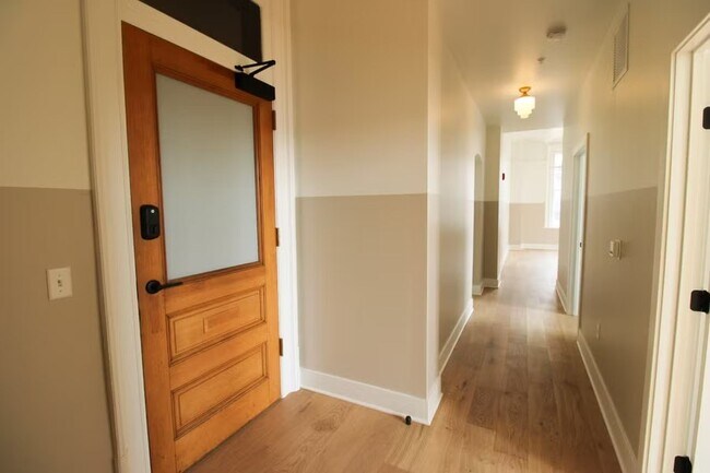 Building Photo - 30 W Broad St