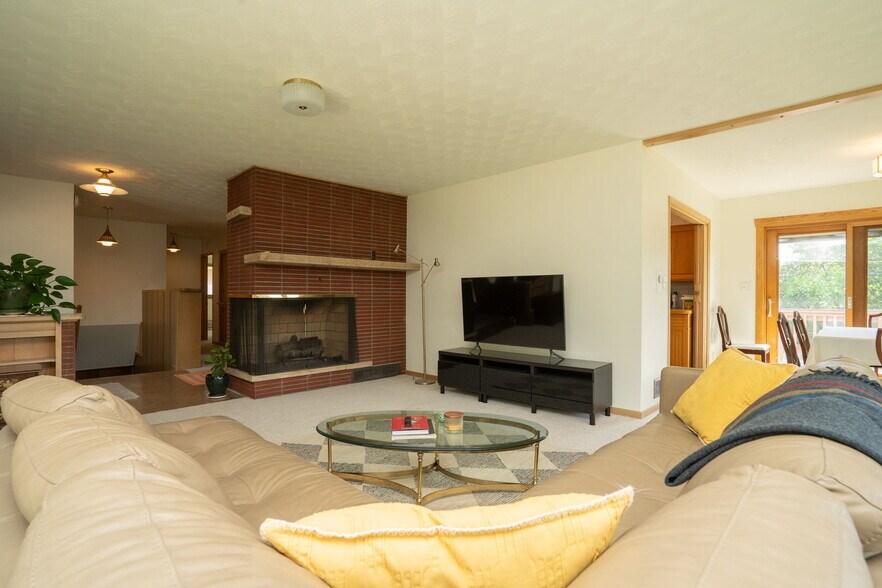 Building Photo - 1020 Cimmeron Dr