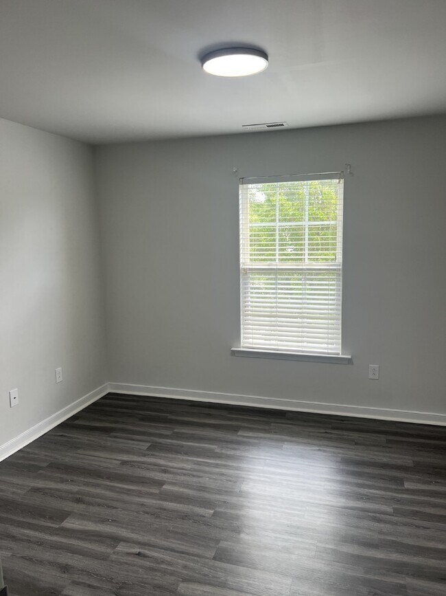 Building Photo - Spacious 6-Bedroom Home with 3 Bathrooms i...