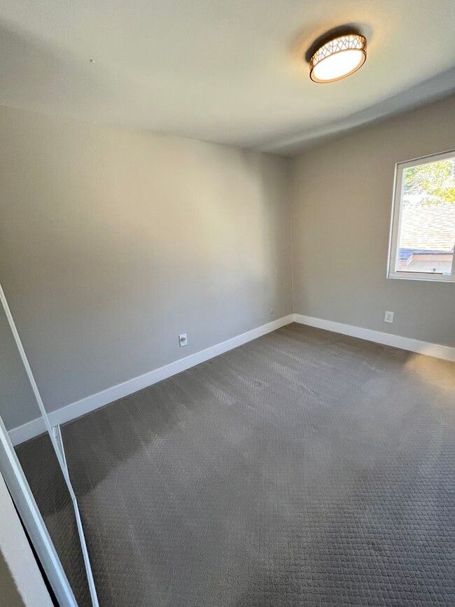 Building Photo - 3 bedroom 3 bathroom home in Lemon Grove! ...