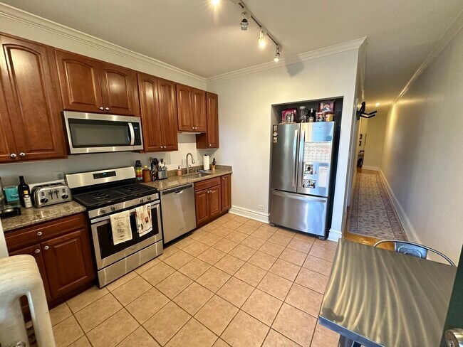 Building Photo - 5608 N Kenmore Ave
