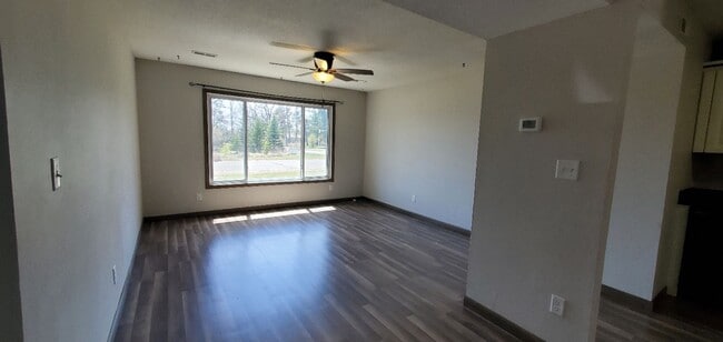 Building Photo - 5 Bedroom Updated Home
