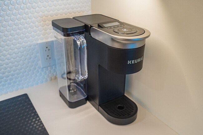 Building Photo - Fully furnished 1-bed, 1-bath, 1-parking a...