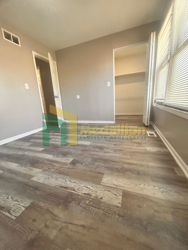 Building Photo - Spacious 4-Bedroom Home with Additional Living Space
