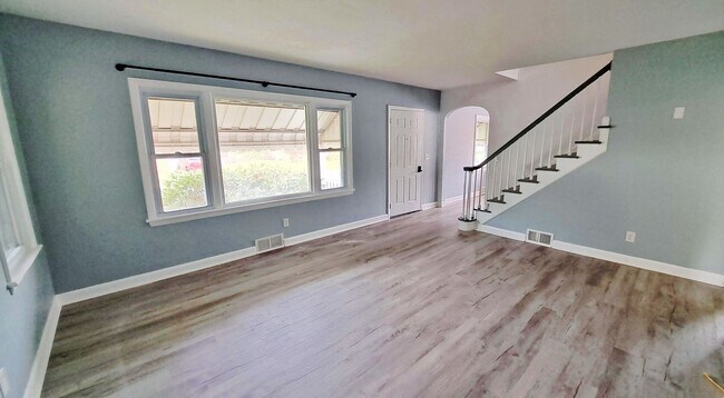 Building Photo - 4 Bed / 2 Bath Single Family Home