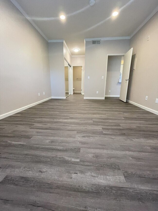 Building Photo - BEAUTIFUL RIVER FRONT CONDO IN THE "RIVER ...