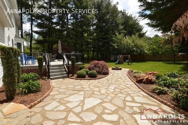 Building Photo - 555 Brightview Dr