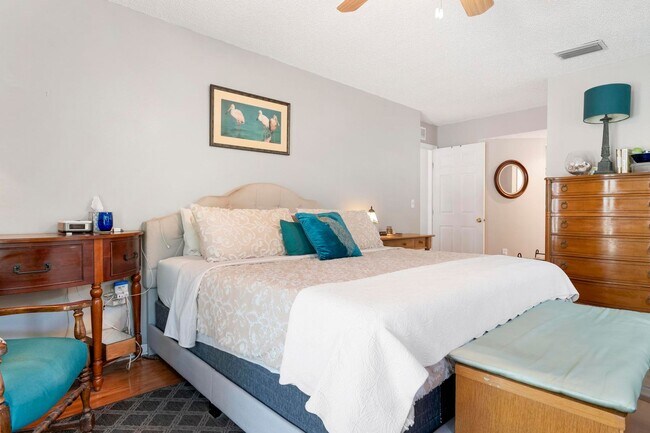 Building Photo - ** STUNNING 4 BEDROOM 2 FULL BATH/ 2 HALF BATH HOME WITH A PRIVATE POOL LOCATED JUST MINUTES FROM...