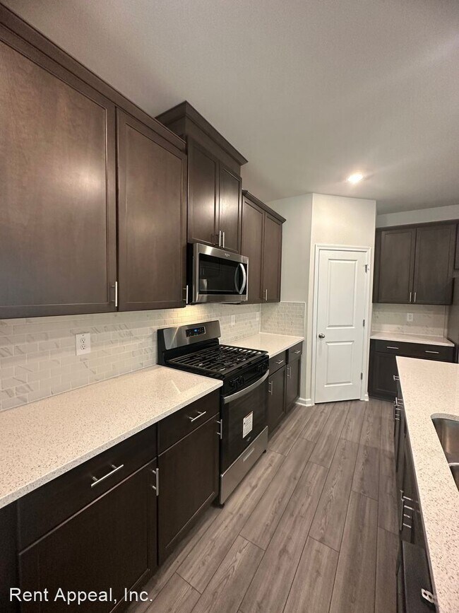 Building Photo - 3 br, 2.5 bath House - 270 Timberland Avenue
