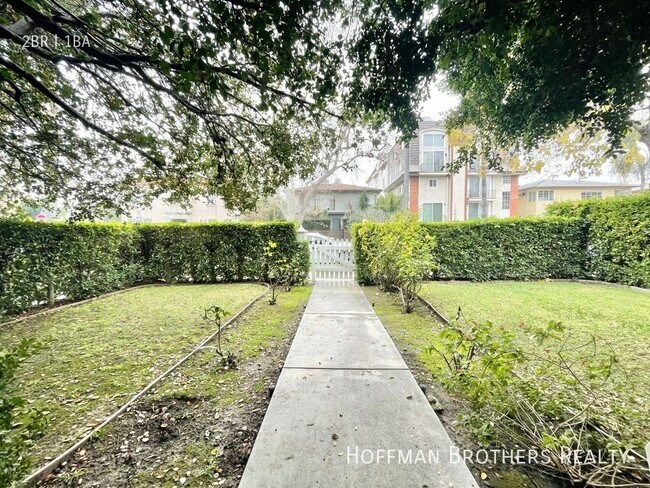 Building Photo - 806 N Las Palmas Ave