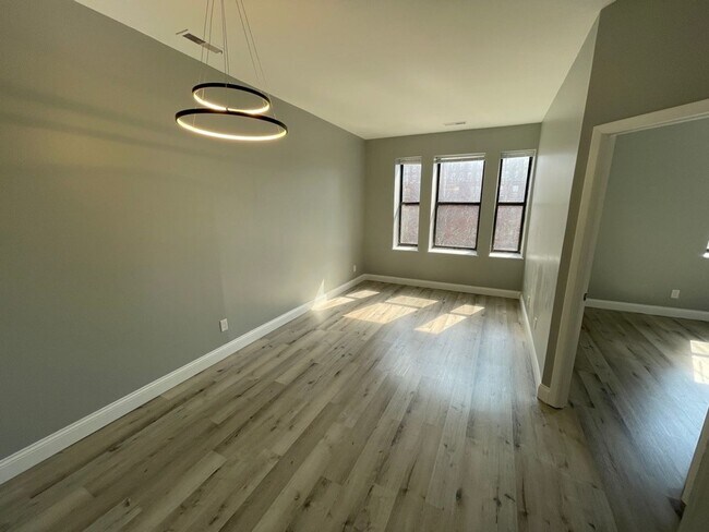Building Photo - GORGEOUS 2/1 -  RENOVATED! Stainless, Granite, In Unit W/D