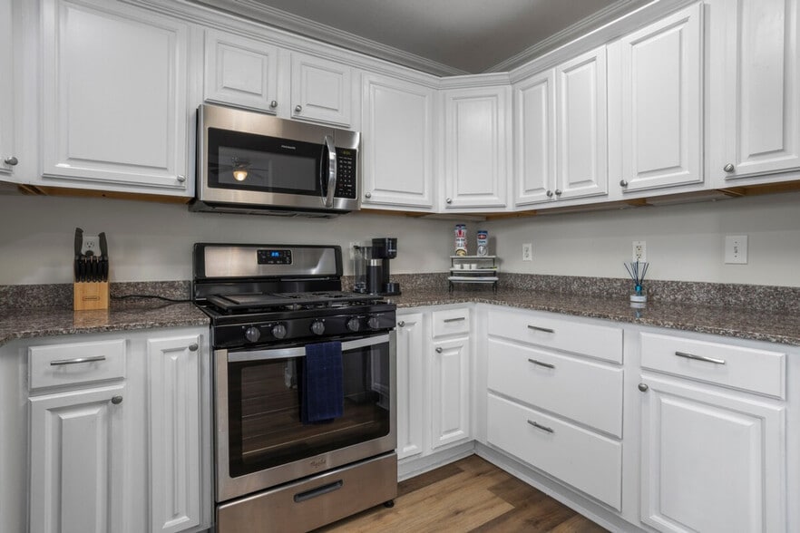 Building Photo - 426 Russell Ave