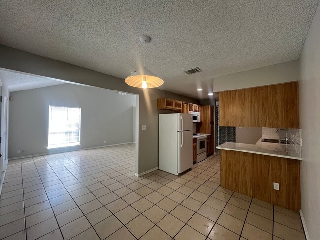 Building Photo - Available July 25: Spacious 3 Bedroom, 2.5 Bath Duplex with Garage