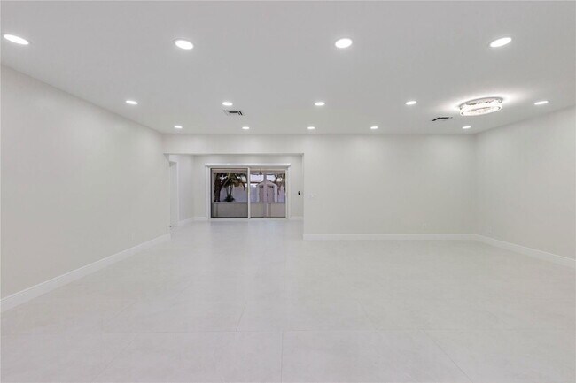 Building Photo - 4820 Tyler St
