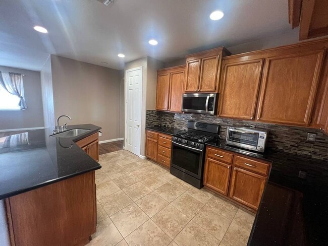 Building Photo - Spacious 4 Bed, 3 Bath Home in Madera – Pe...