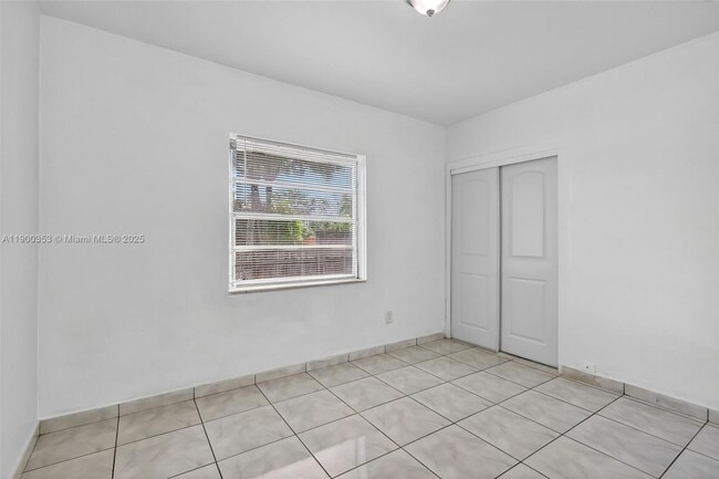 Building Photo - 1498 NE 180th St