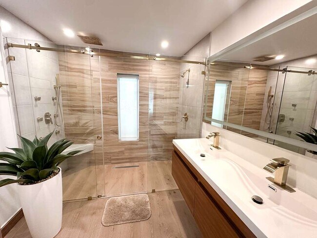 Building Photo - 2216 NW 4th Ave