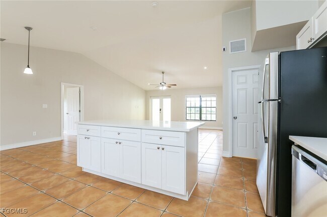 Building Photo - 717 Little Rock St E