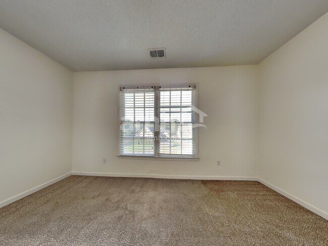 Building Photo - 1015 Warwick Pl