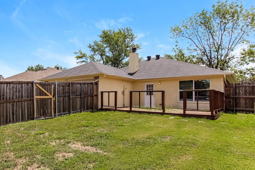 Building Photo - 2009 Creek Royal Dr