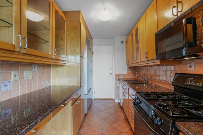 Building Photo - HUGE Apartment Across from Grosvenor Metro...