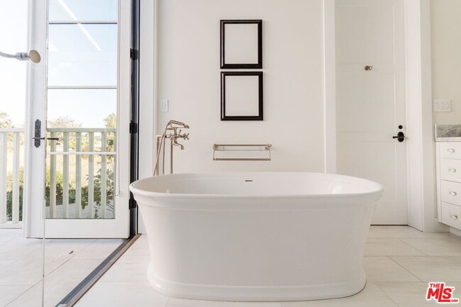 Building Photo - 5770 Busch Dr