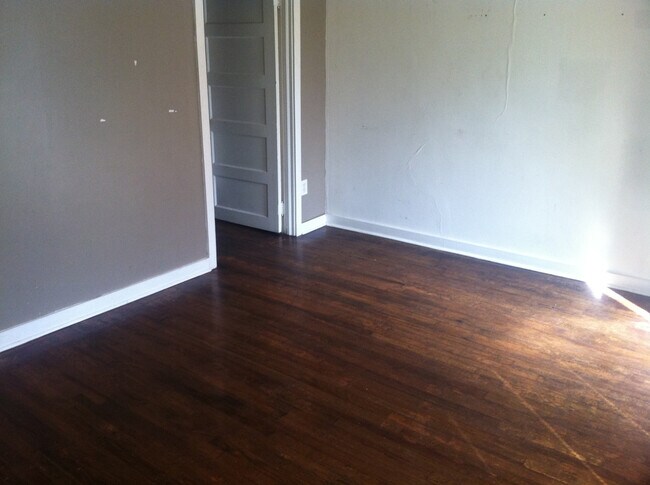 Building Photo - 1616 Clinch