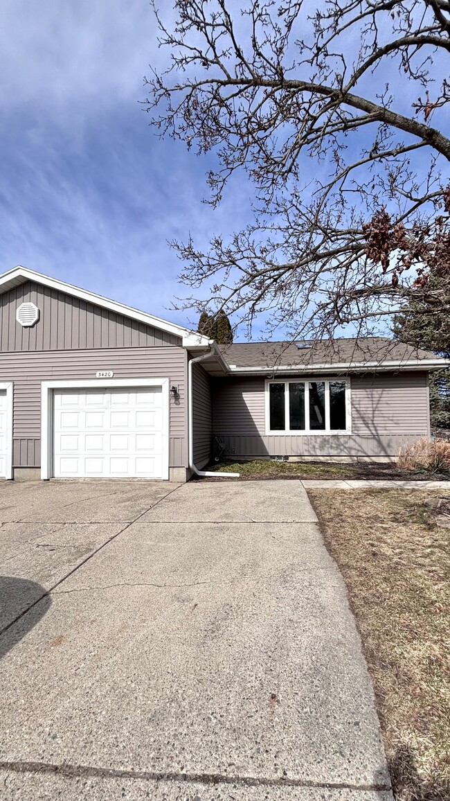 Building Photo - 3420 Parkwood Dr